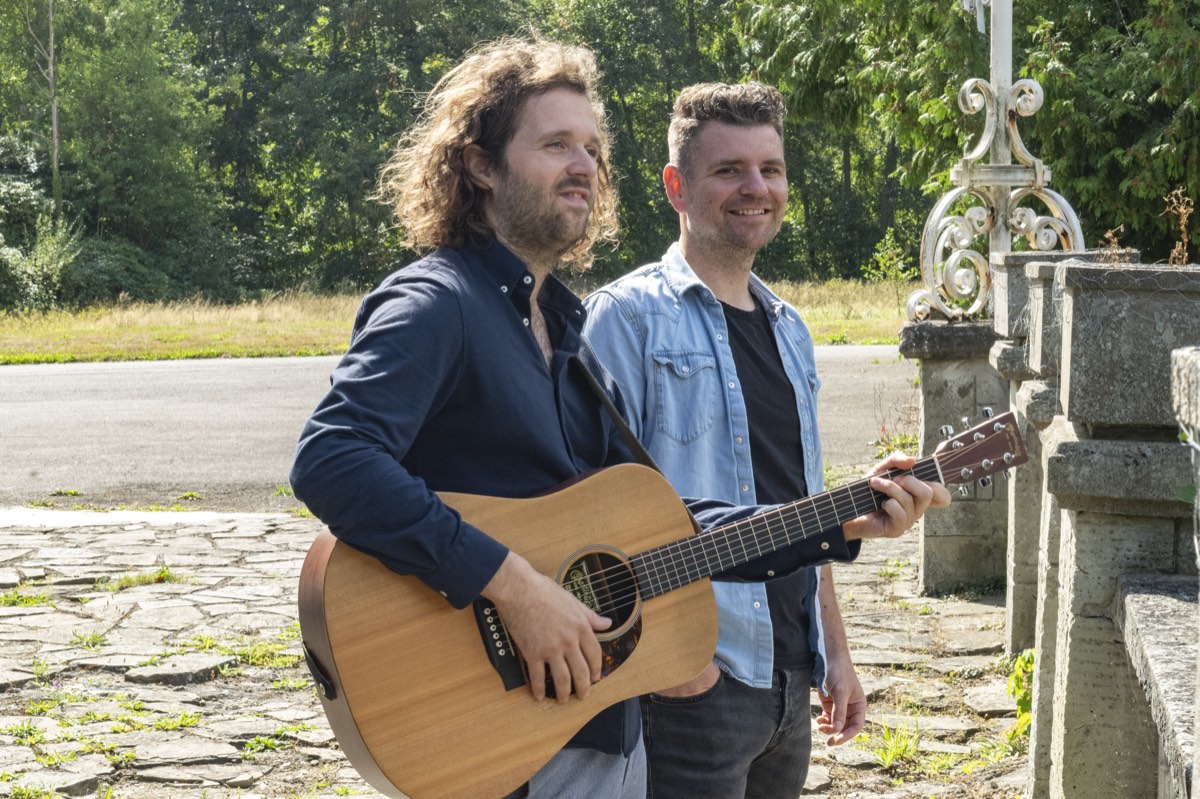 David Robbrecht en Wim Janssen buiten, met een akoestische gitaar